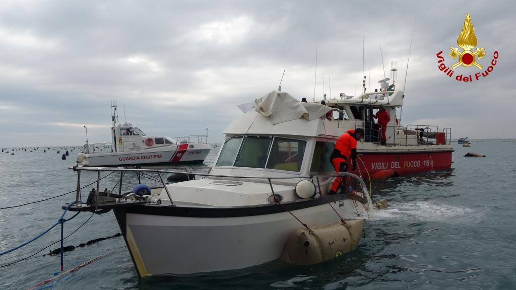 Affonda in mare, giornata intensa per recuperare una barca a Duino